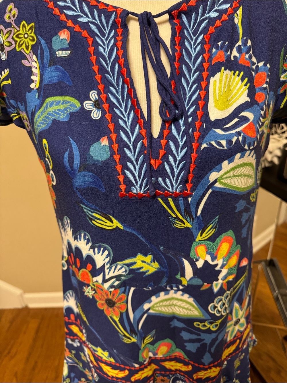 Alice + Olivia Navy Blue Floral V-Neck Mini Dress Size 6 pre-owned - Picture 4 of 8